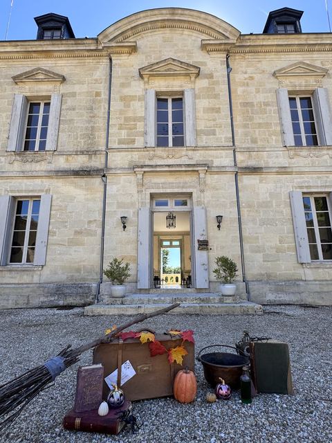 La facade du chateau et son decor d'automne